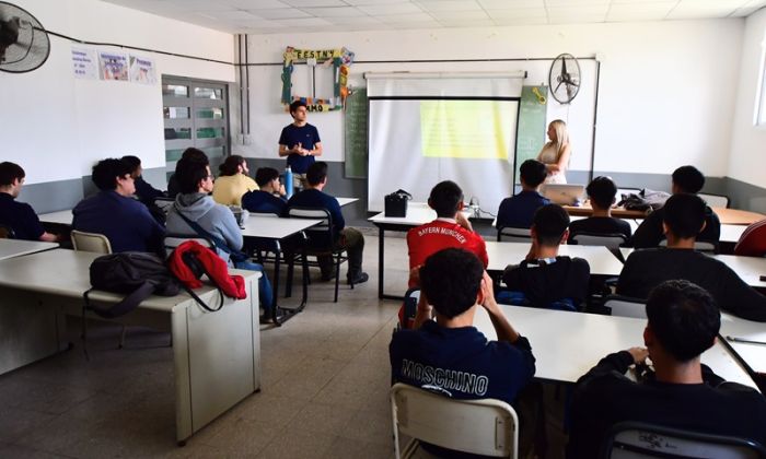Charla sobre educación financiera para estudiantes varelenses
